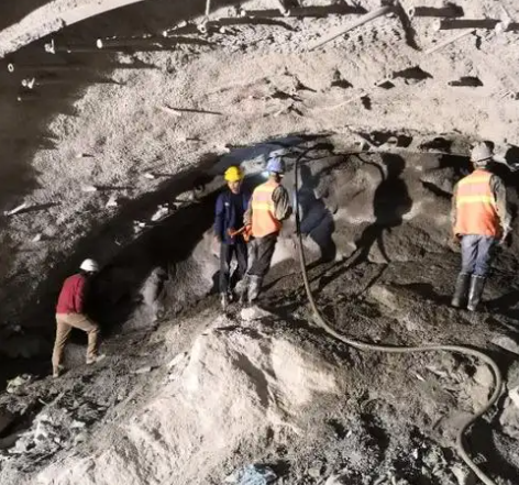 麻栗坡拱顶带模注浆料的施工流程及注意事项